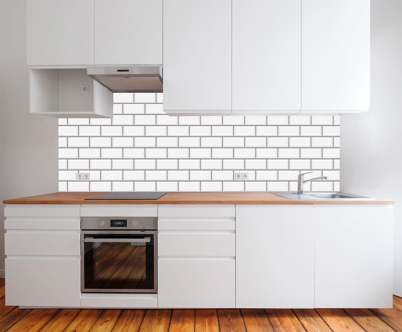 Küche mit weißen Steinen und Holzarbeitsplatte, Rückwand aus Mosaik Fliesen im Vintage-Stil von ENTDECKER.