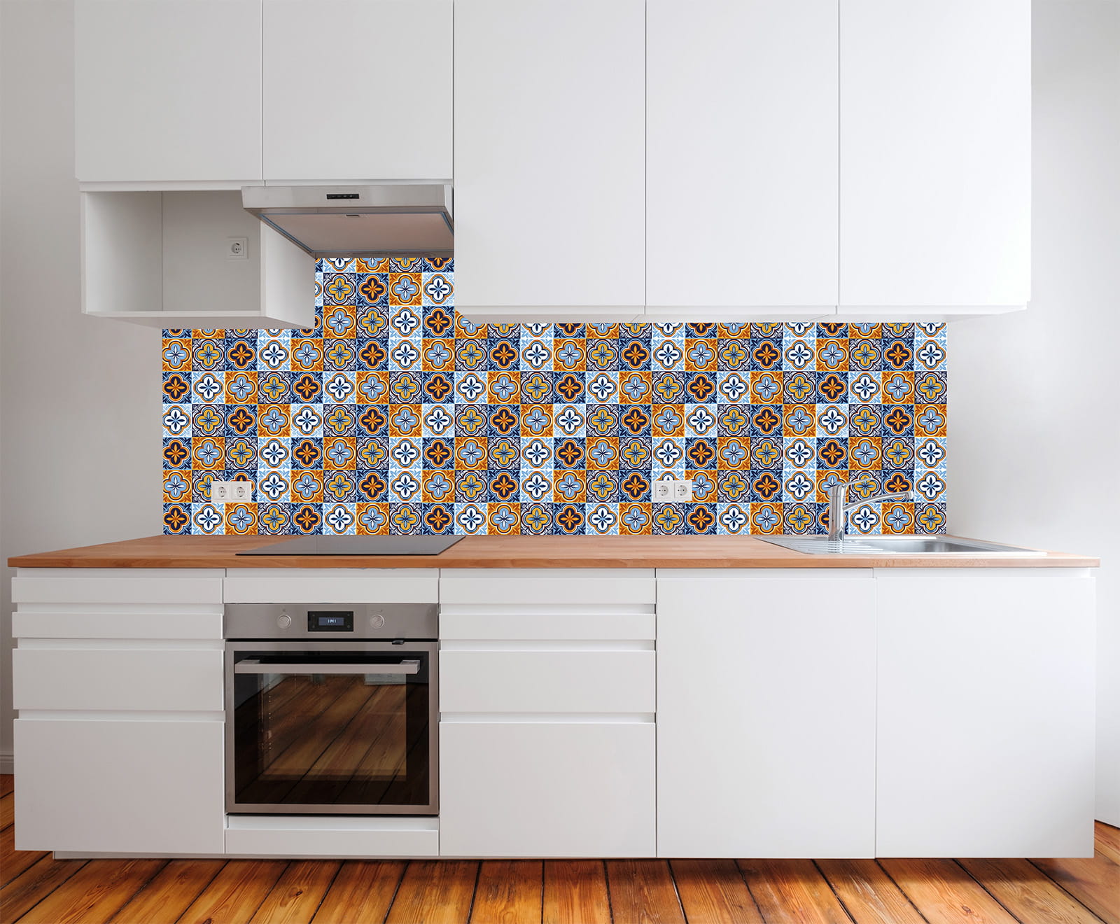 Küche mit weißen Schränken und Holzarbeitsplatte, dekoriert mit bunten italienischen Mosaikfliesen.