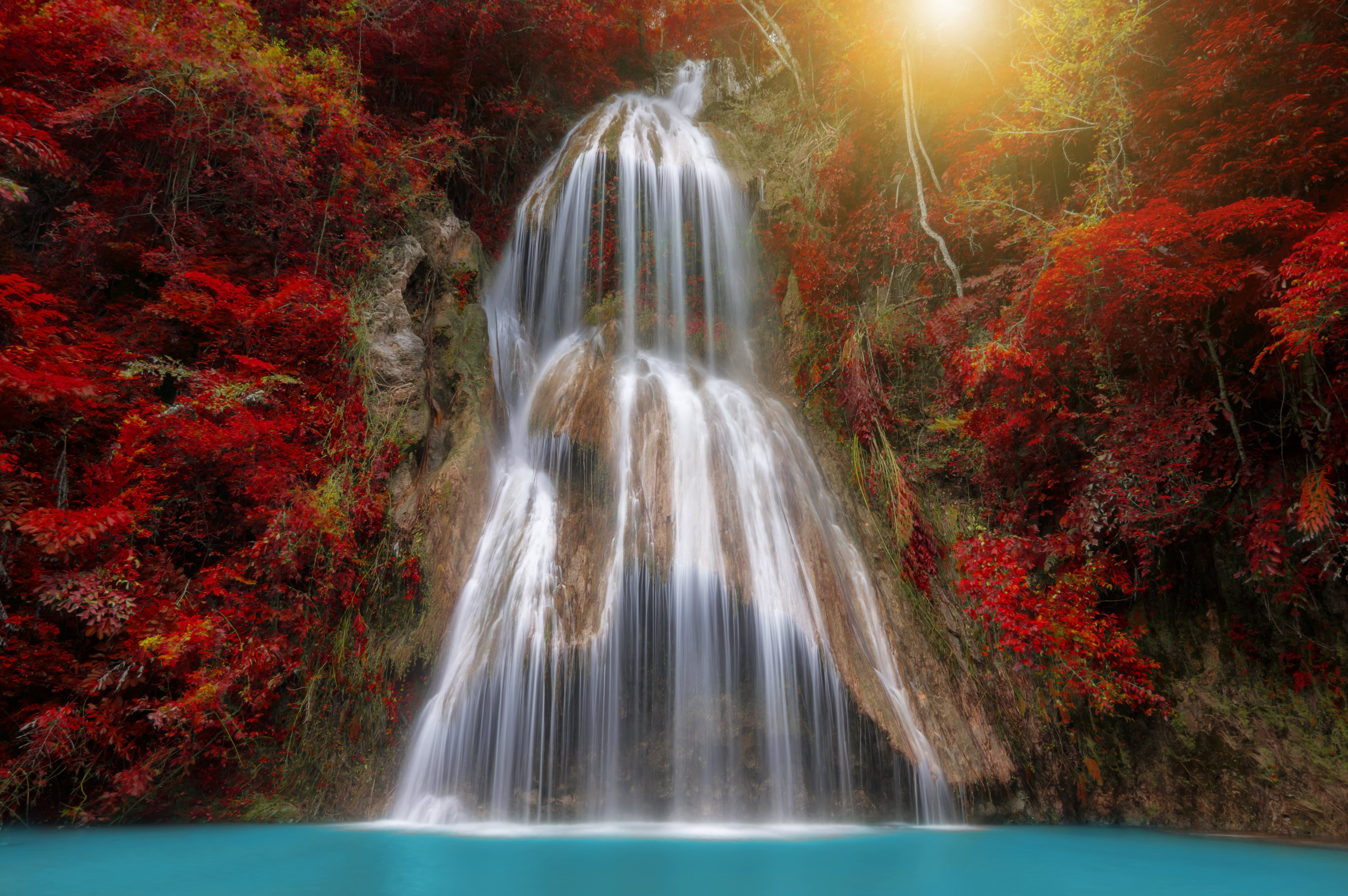 Fluss mit Wasserfall im Wald