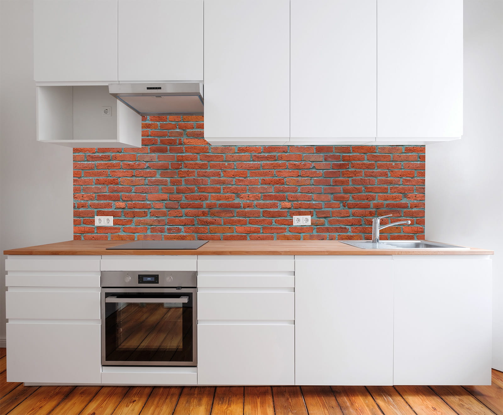 Moderne Küche mit weißen Schränken und Holzarbeitsplatte, Backsteinwand im Hintergrund.