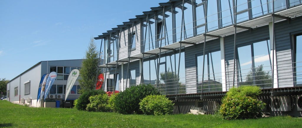 Firmensitz der Entdecker GmbH in Rosbach mit moderner Architektur und grüner Umgebung.