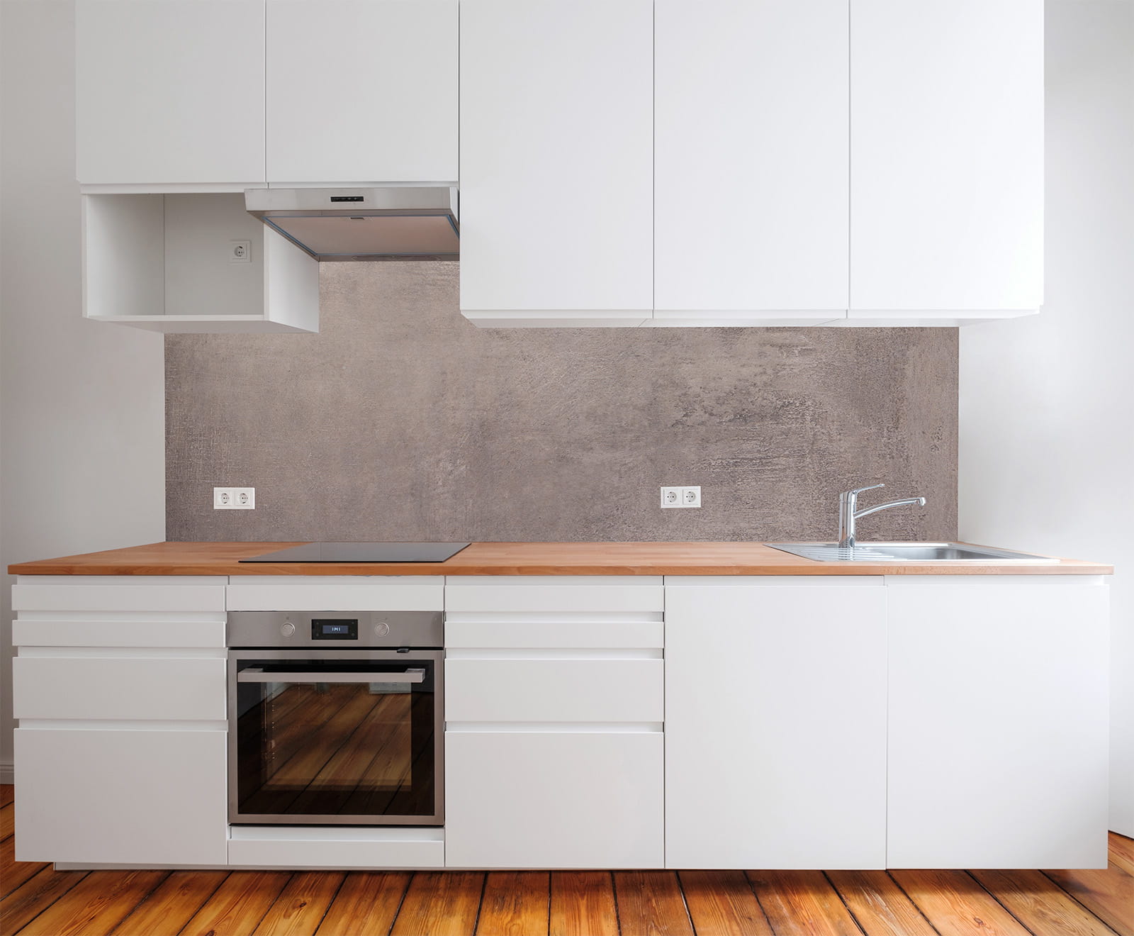 Moderne Küche mit weißen Möbeln, Holzarbeitsplatte und Wand aus natürlichem Beton.