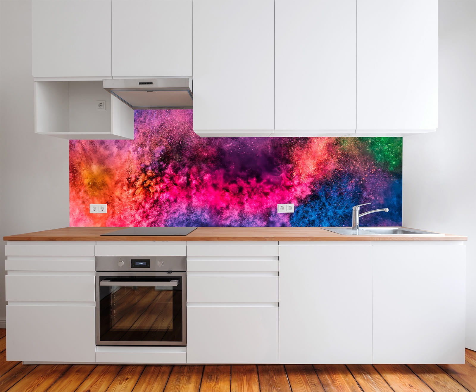 Moderne Küche mit weißem Möbeldesign und buntem Wandbild 'Farben Farbexplosion' in kräftigen Farben.