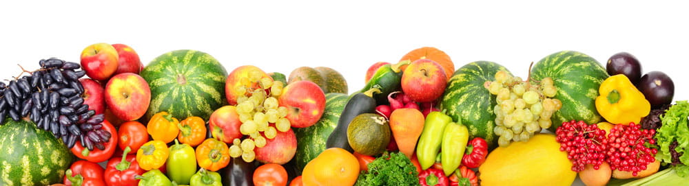 Vielfalt an Obst und Gemüse, darunter Wassermelonen, Äpfel, Trauben, Paprika und Salat.
