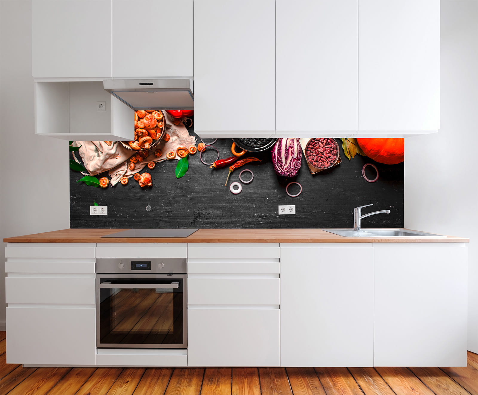 Küchenrückwand mit Gemüsezutaten, darunter Paprika, Zwiebeln, Bohnen und Nüsse, in einer modernen Küche mit weißen Schränken und Holzarbeitsplatte.