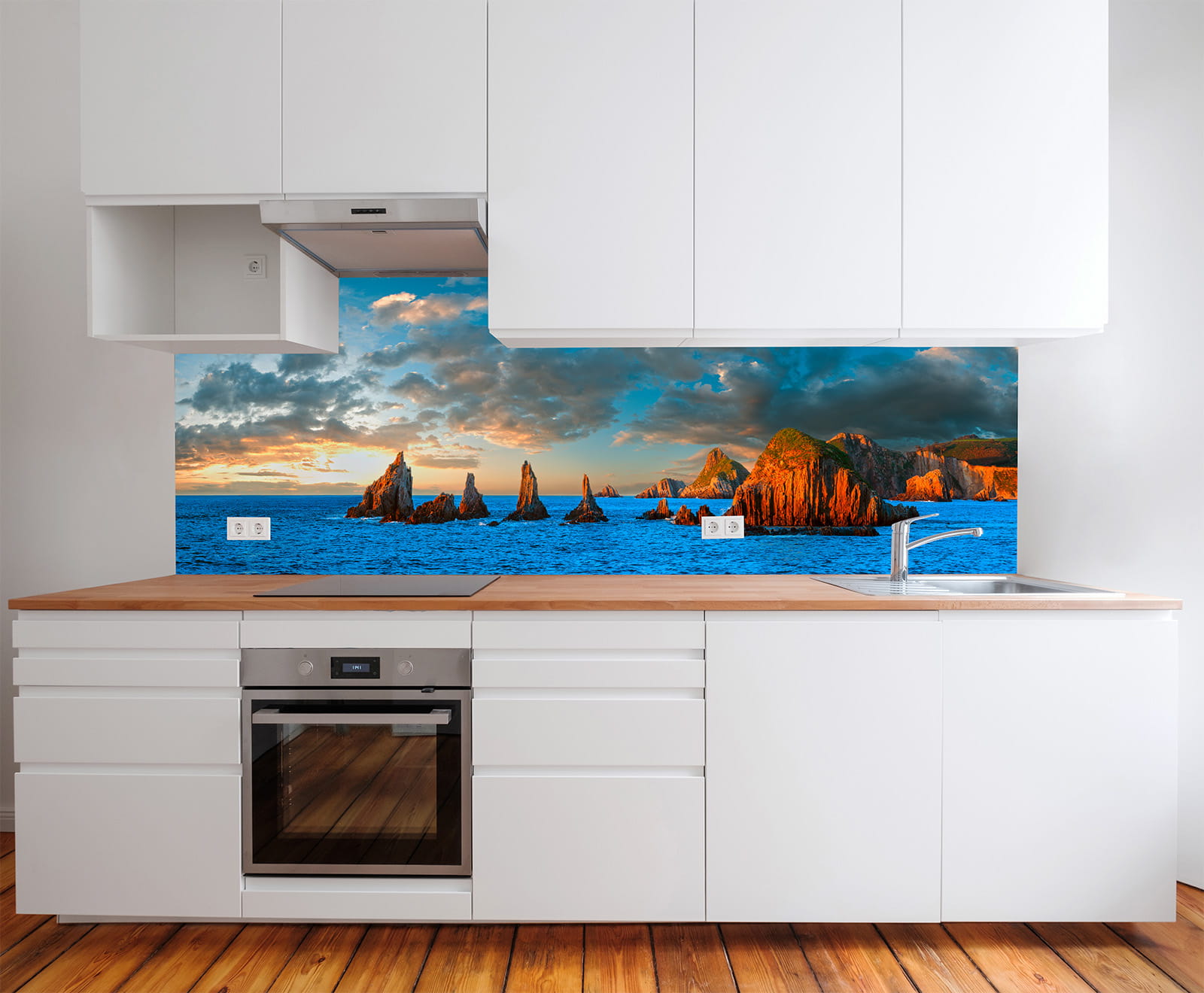 Küchenrückwand mit Motiv Strand Meer Meer mit Felsen, zeigt Felsen im Wasser und dramatischen Himmel.