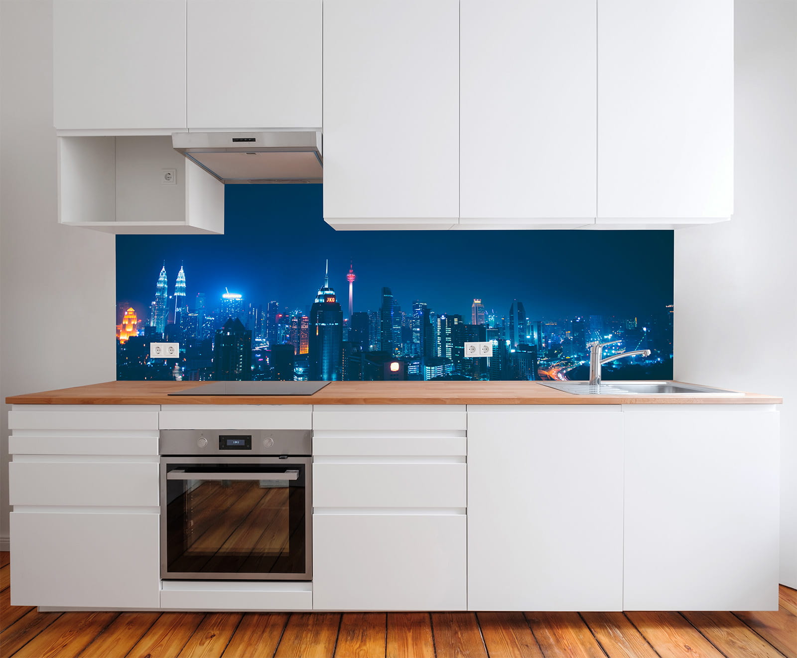 Moderne Küche mit weißem Schrank und Holzarbeitsplatte, im Hintergrund eine Skyline bei Nacht.