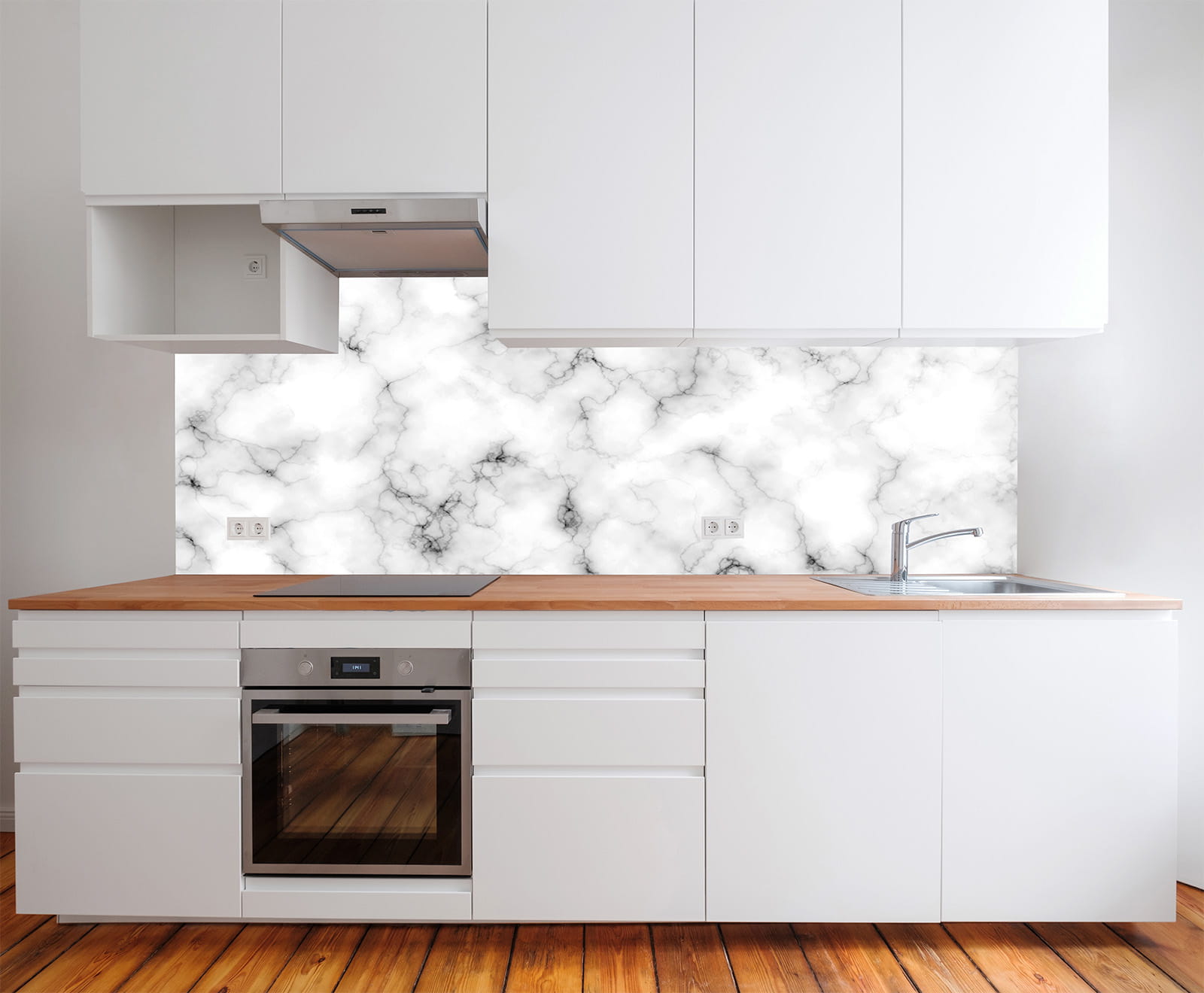 Moderne Küche mit weißem Küchenschrank und Holzarbeitsplatte, im Hintergrund weißer Marmor.