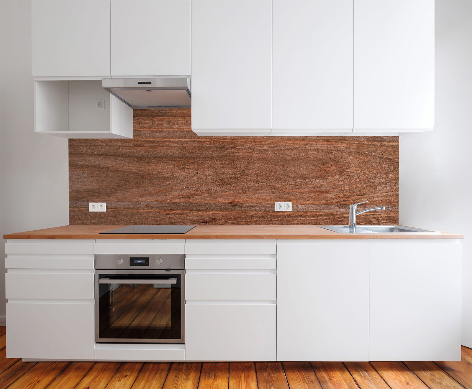 Moderne Küche mit Holzarbeitsplatte und Holzverkleidung an der Wand, weiße Schränke und Elektrogeräte.
