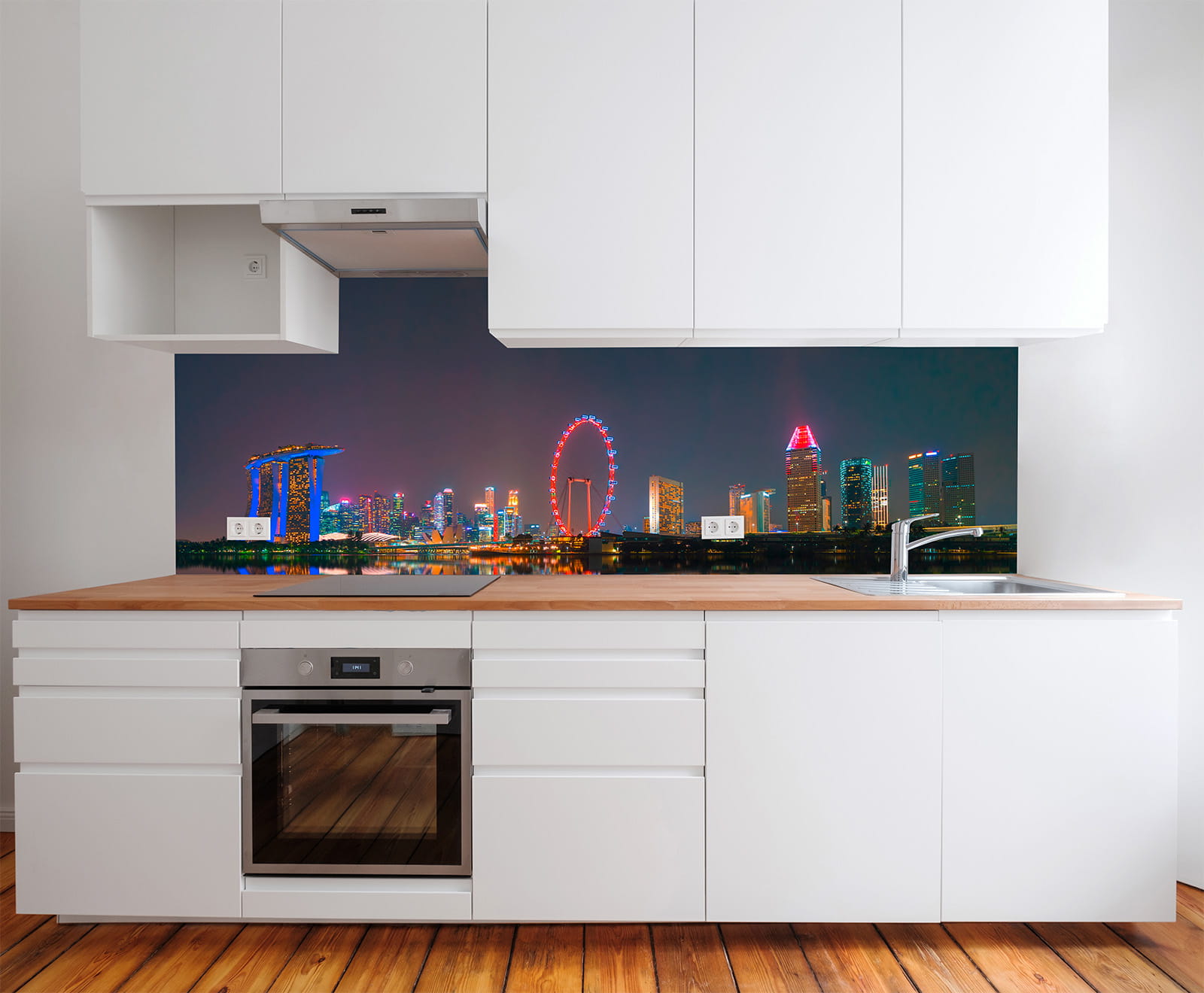 Moderne Küche mit weißem Schrank und Holzarbeitsplatte, im Hintergrund eine Wand mit einer nächtlichen Skyline von Singapur.