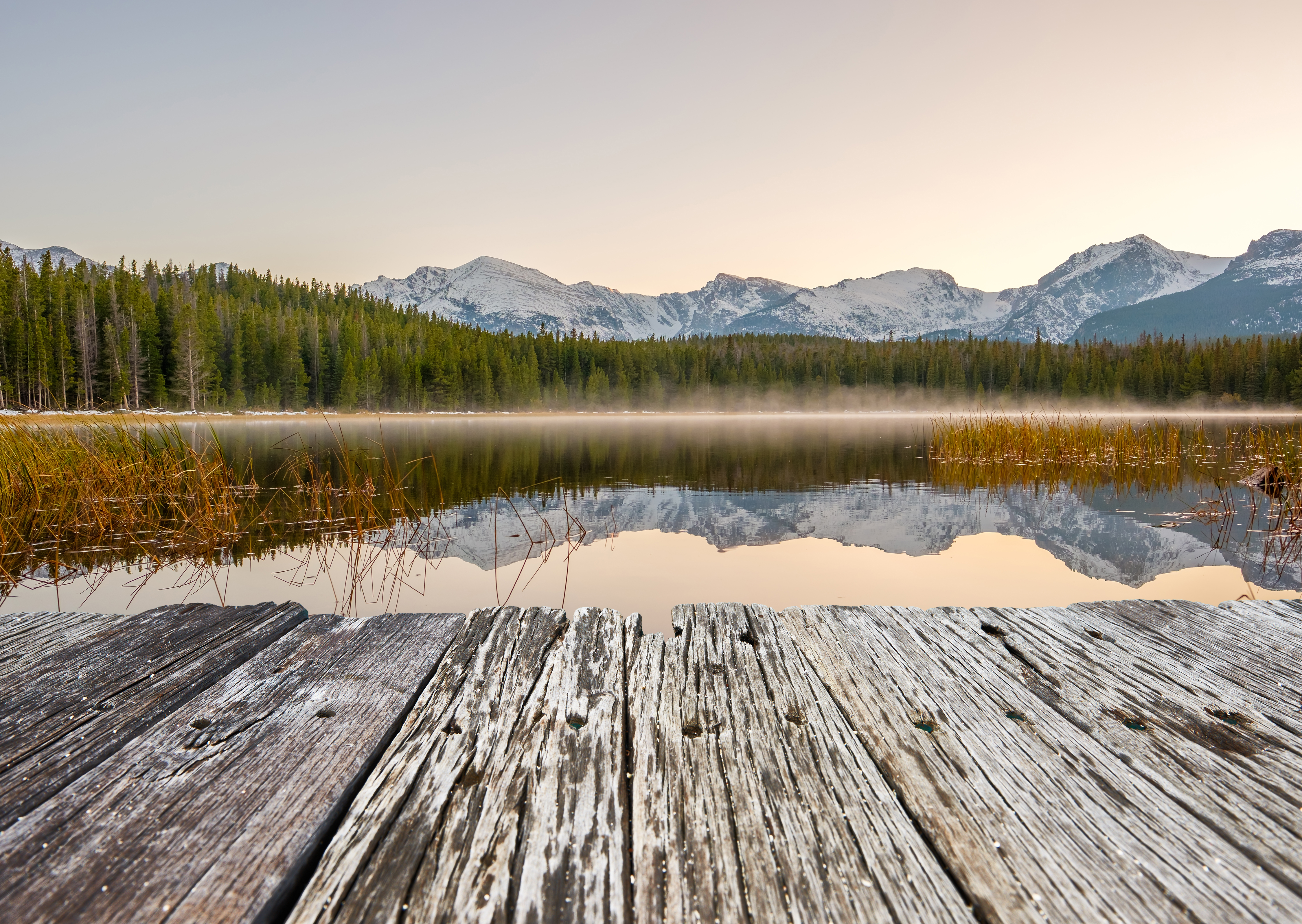 Naturlandschaft mit See mit Holzbrücke