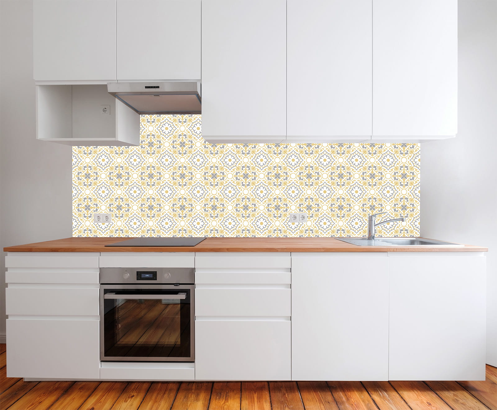 Küche mit weißen Schränken und Holzarbeitsplatte, dekoriert mit gelben Vintage-Mosaikfliesen von ENTDECKER.