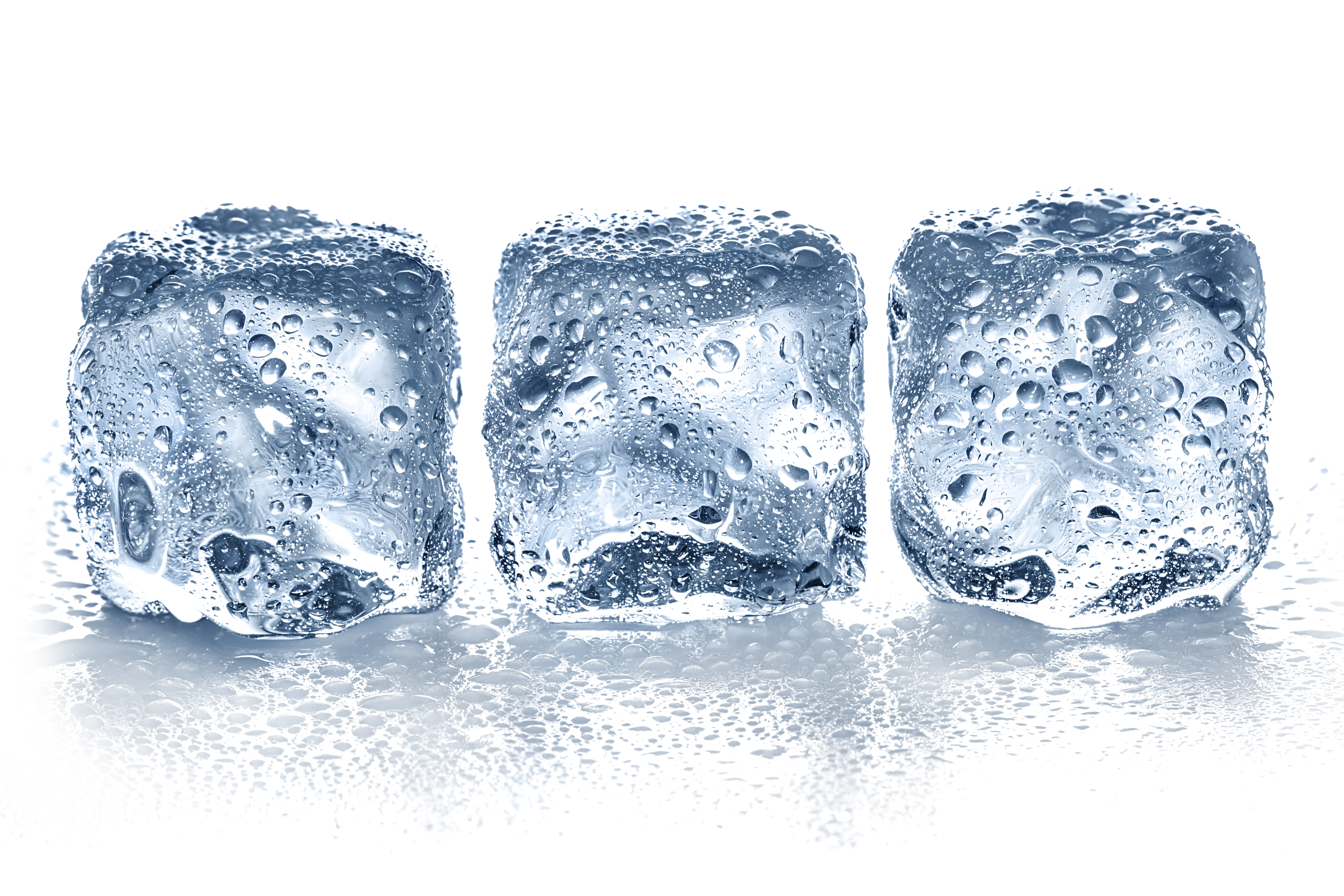 Eiswürfel in einer Reihe auf weißem Hintergrund