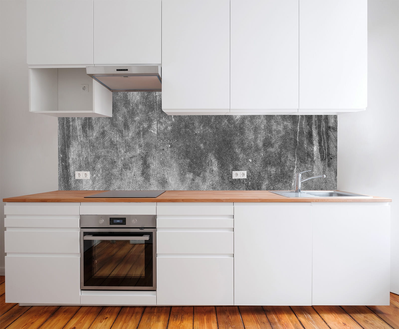 Moderne Küche mit weißen Schränken und Holzarbeitsplatte, im Hintergrund eine Wand mit Industrie-Beton-Textur.