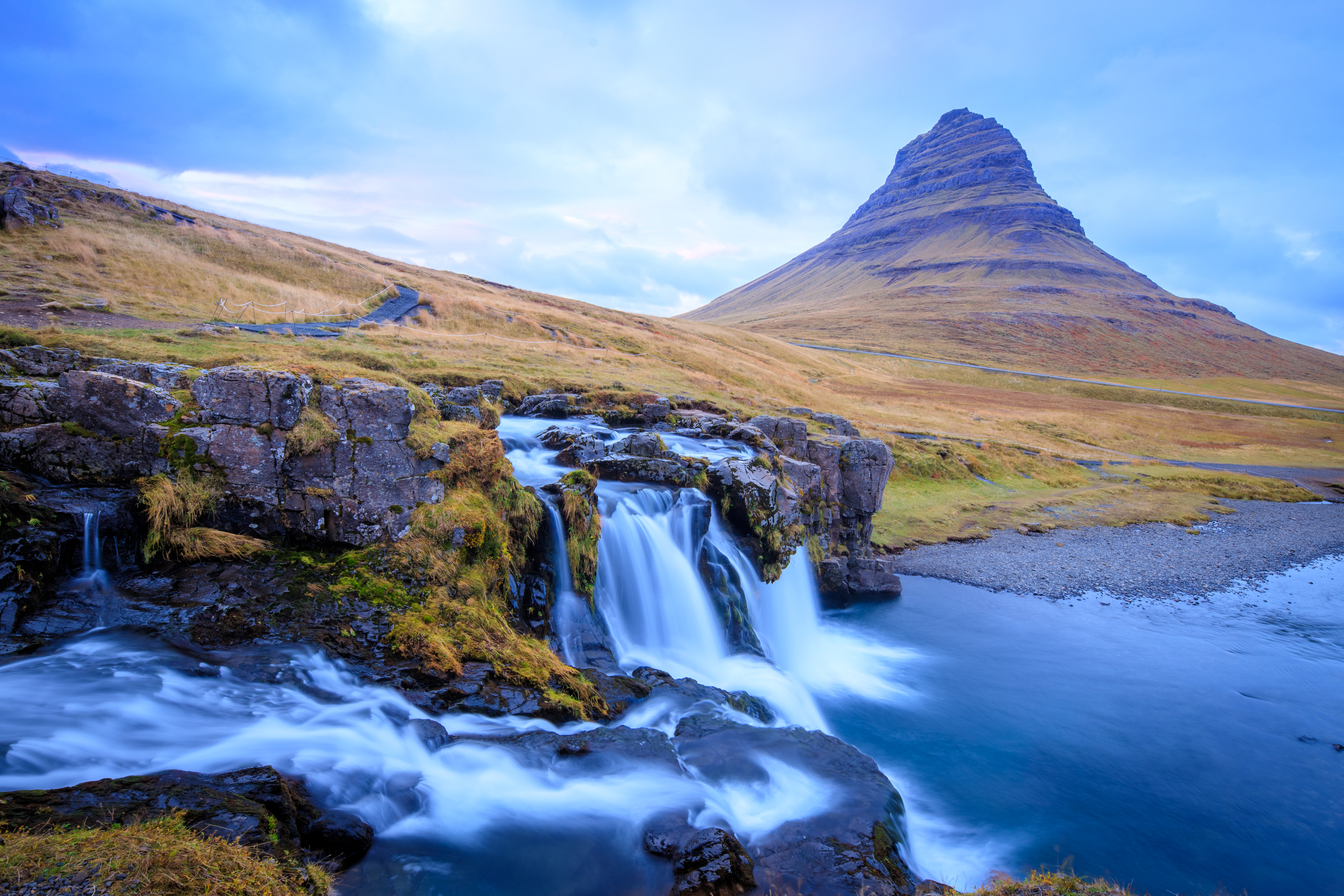 Flusslandschaft mit Wasserfall