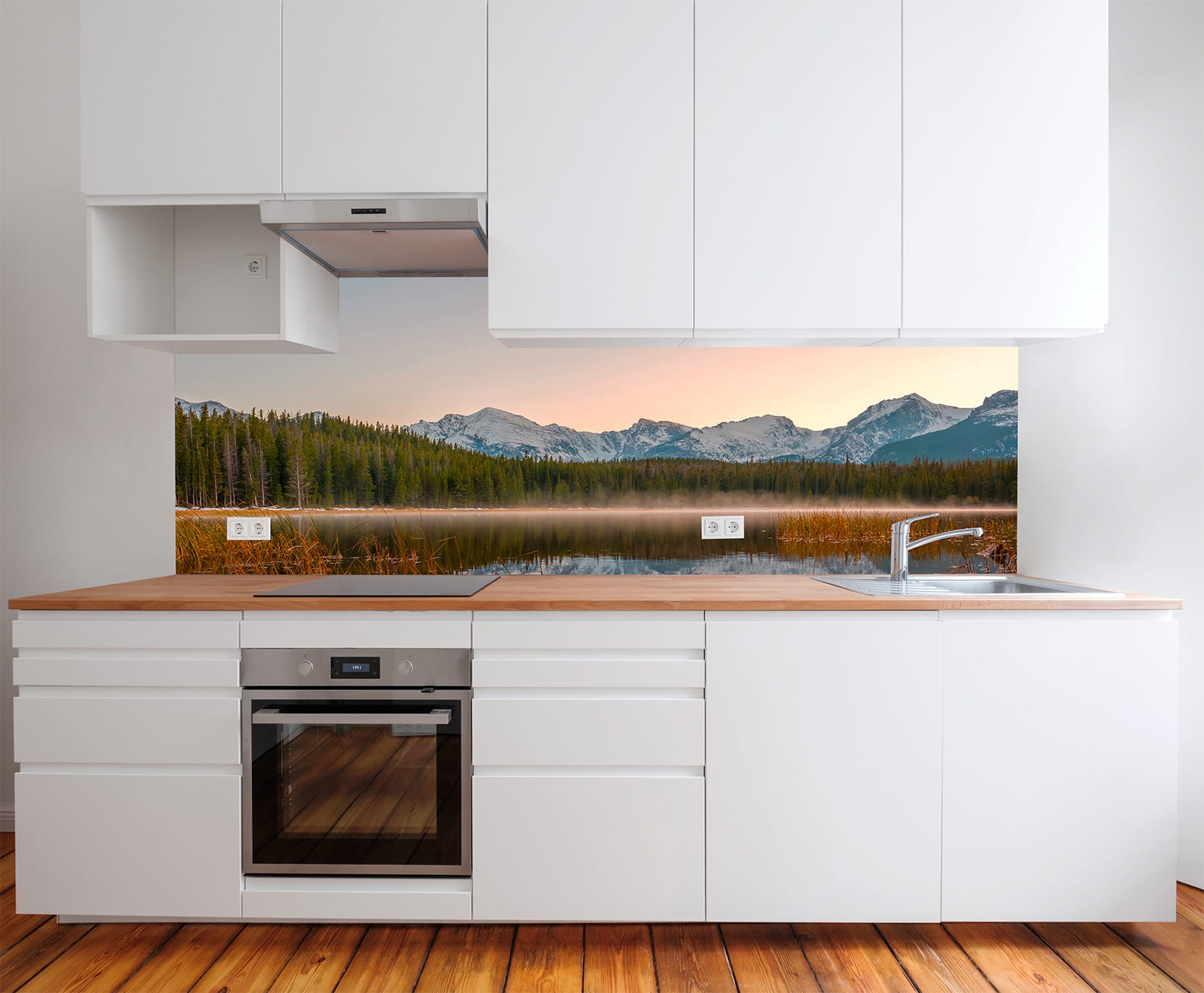 Moderne Küche mit weißem Schrank und Holzarbeitsplatte, im Hintergrund ein Wandbild einer Waldlandschaft am See bei Sonnenaufgang.