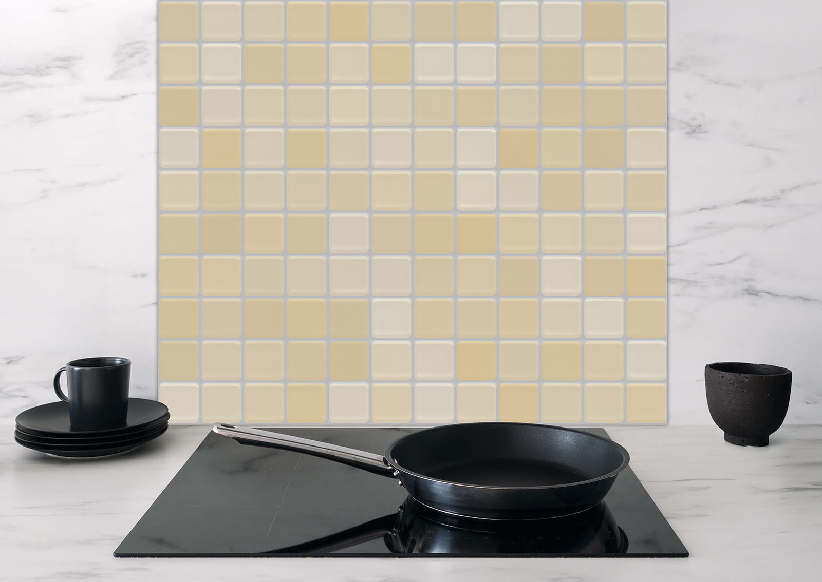Spritzschutz 'Beige Fliesen' von ENTDECKER mit Mosaikdesign, im Hintergrund eine moderne Küche mit Kochfeld und Geschirr.