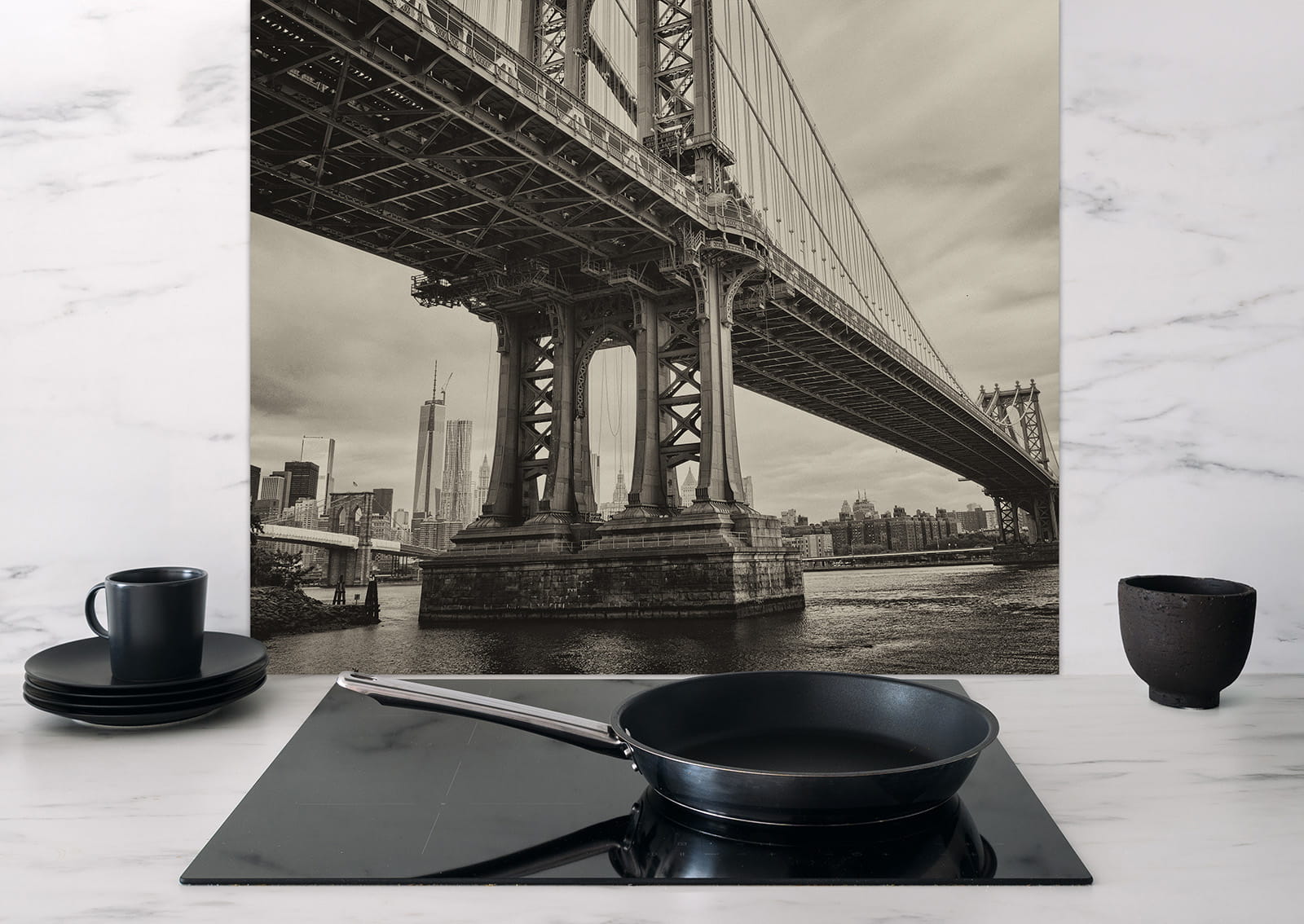 Spritzschutz 'Architektur Manhatten Bridge' mit schwarz-weißem Bild der Brooklyn Bridge und Skyline von New York, auf einer modernen Küchenoberfläche.