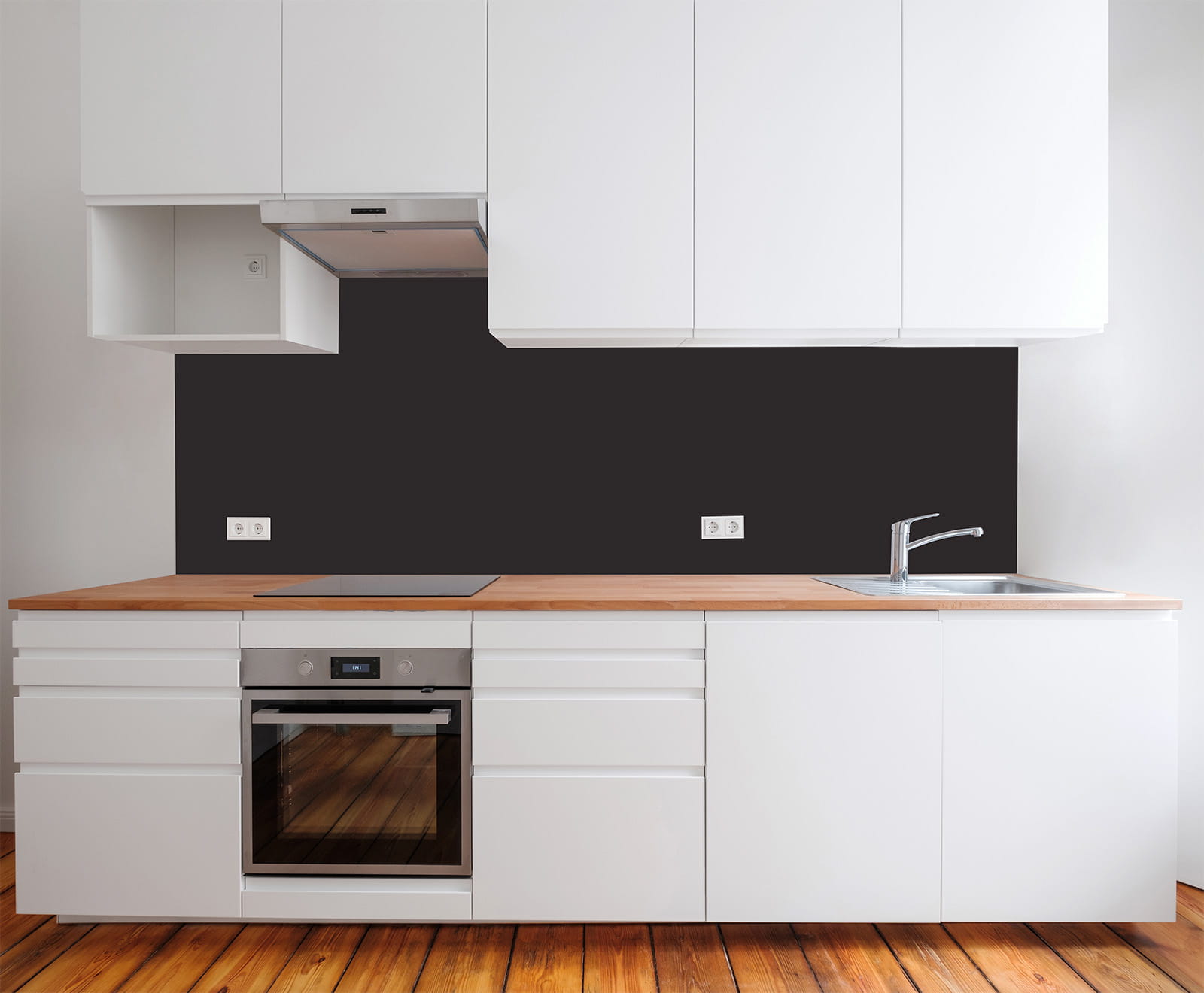 Moderne Küche mit weißen Schränken, Holzarbeitsplatte und schwarzer Wand.