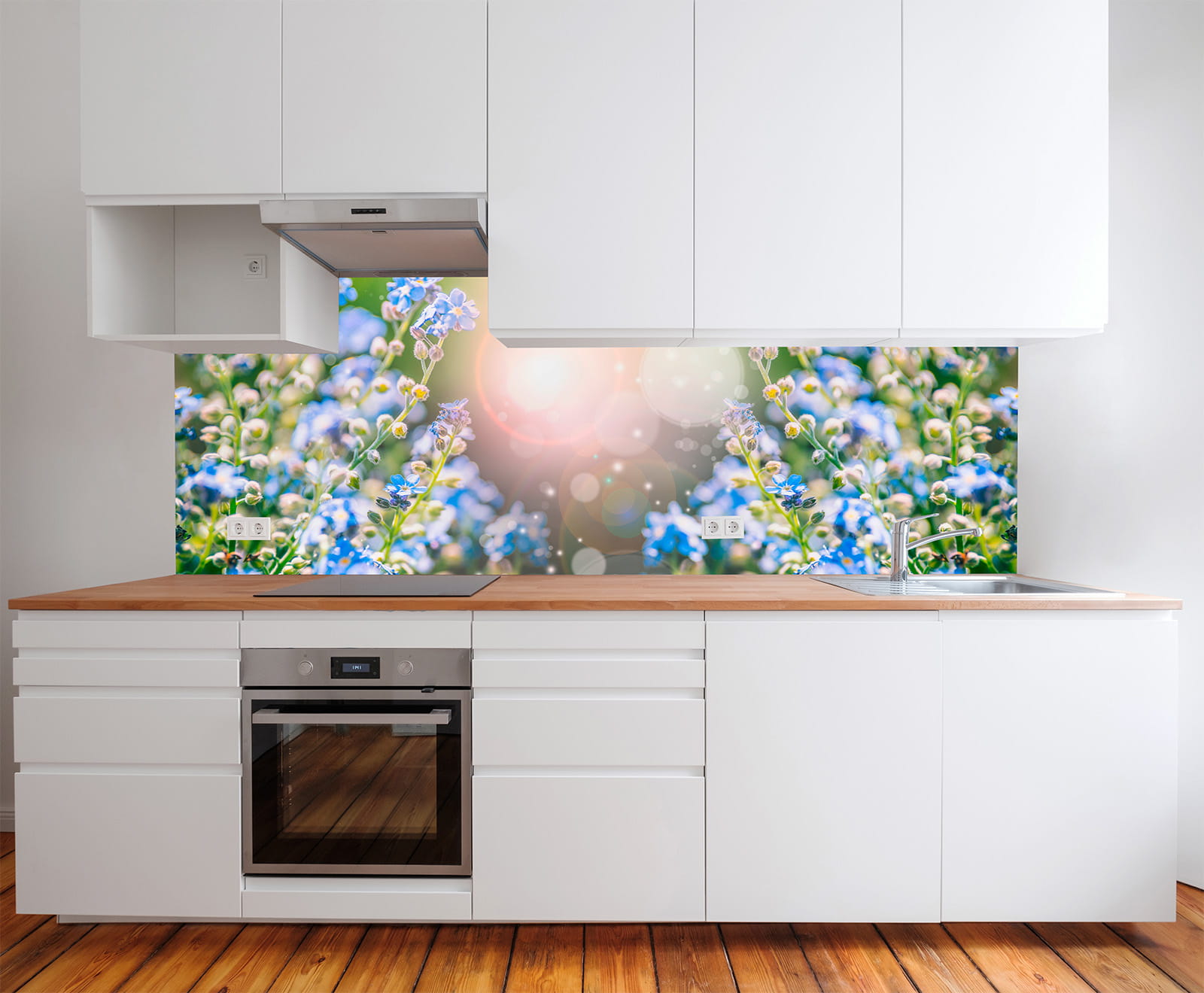 Küchenrückwand mit blauen Blumen, die in einem hellen, sonnigen Ambiente angeordnet sind.