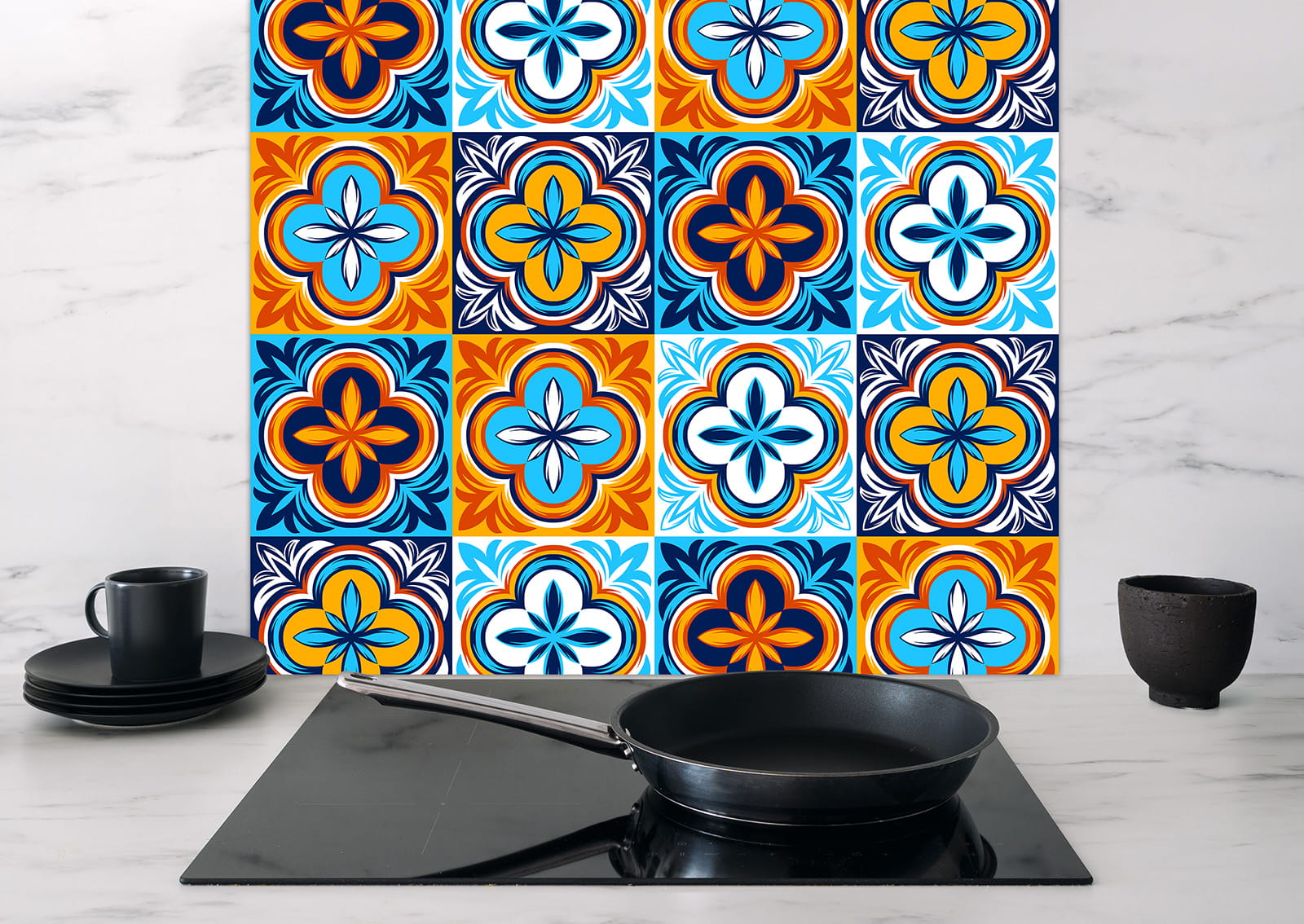 Spritzschutz 'Italienische Fliesen Bunt' mit buntem Mosaikdesign, im Hintergrund eine moderne Küche mit Kochgeschirr.
